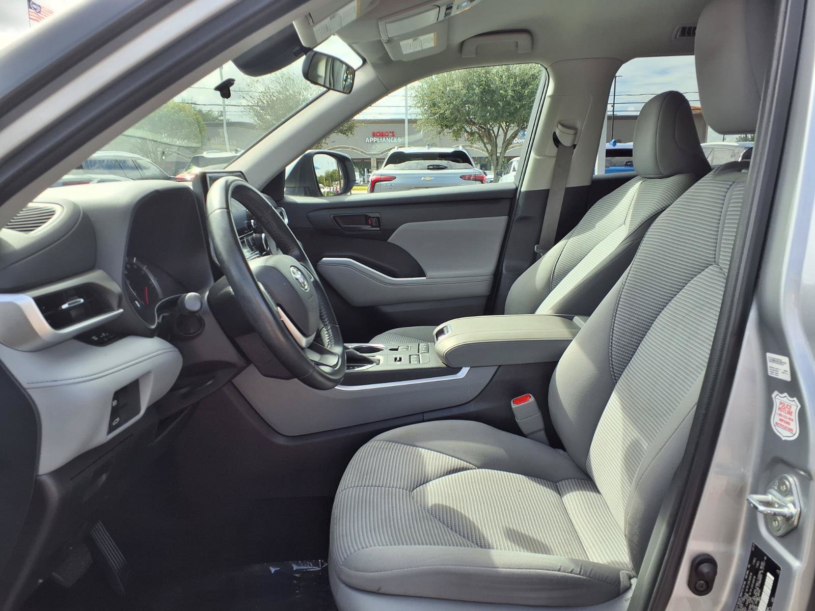 Used 2022 Toyota Highlander LE AWD/4WD image 17