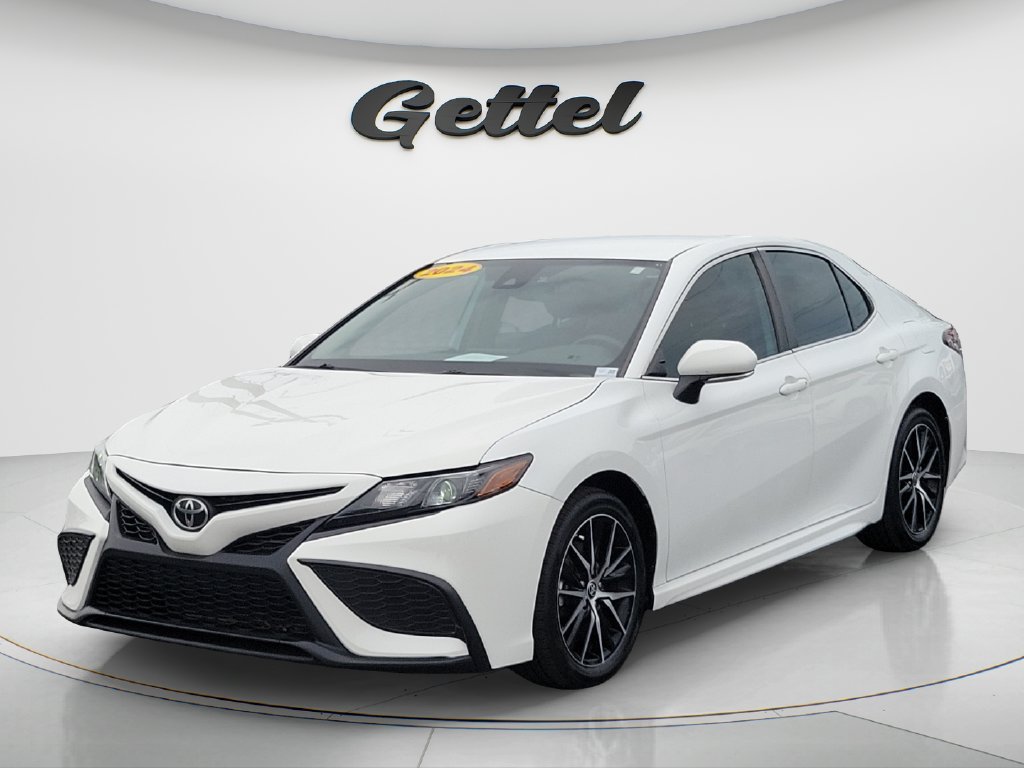 Used 2024 Toyota Camry SE w/ Convenience Package FWD image 1