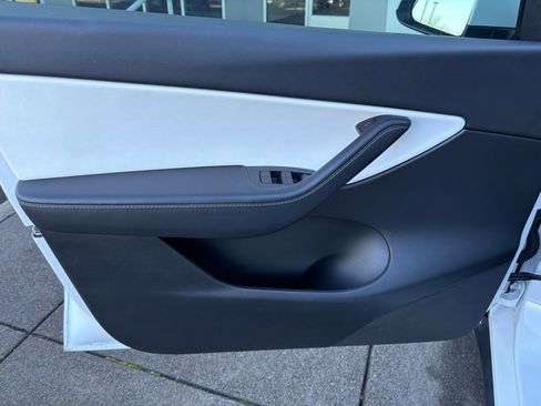 Used 2022 Tesla Model Y Long Range image 11