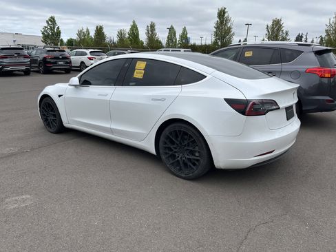Used 2019 Tesla Model 3 Mid Range RWD image 3