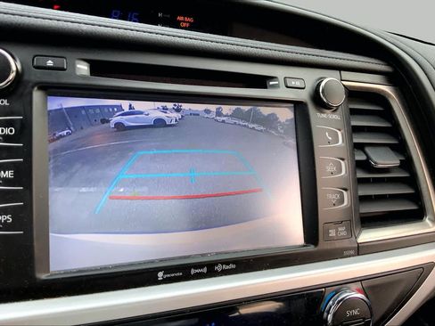Used 2019 Toyota Highlander SE AWD/4WD image 27