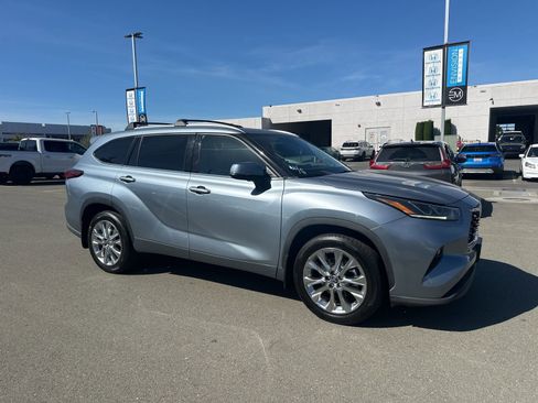 Used 2023 Toyota Highlander Limited FWD image 2