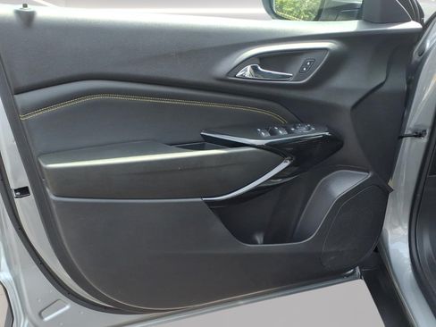 Used 2025 Chevrolet Trax LT FWD image 8