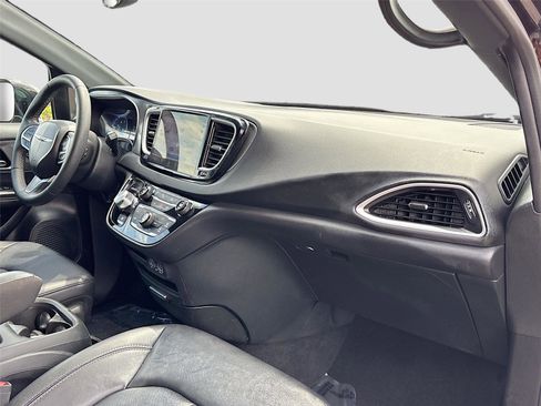 Used 2025 Chrysler Pacifica Select FWD image 29