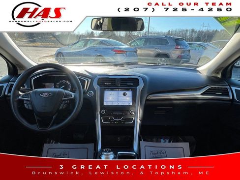 Used 2017 Ford Fusion SE w/ Fusion SE Technology Package image 14