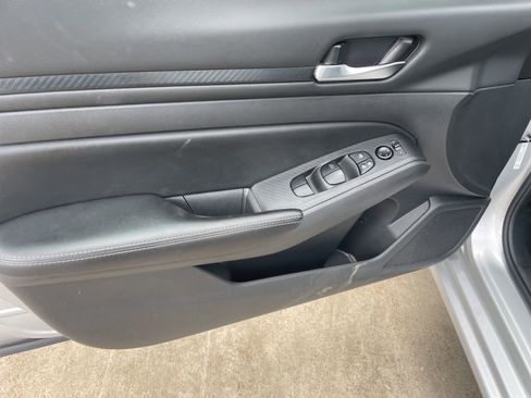 Used 2024 Nissan Altima 2.5 SV FWD image 17