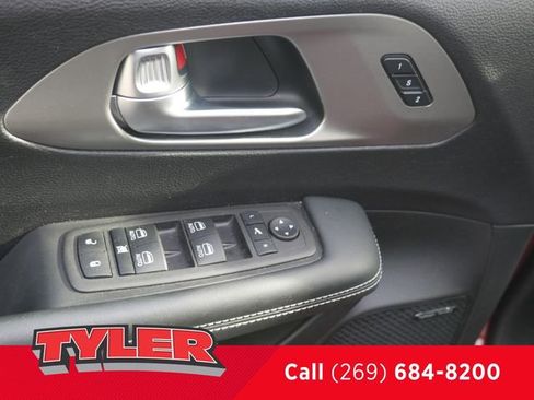 Used 2023 Chrysler Pacifica Limited w/ Uconnect Theater Family Group FWD image 22