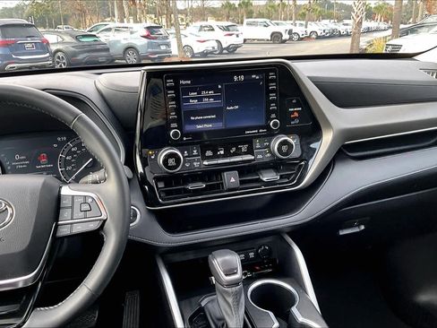 Used 2020 Toyota Highlander XLE image 6