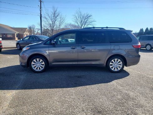 Used 2015 Toyota Sienna LE image 1