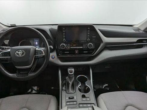 Used 2022 Toyota Highlander LE image 28