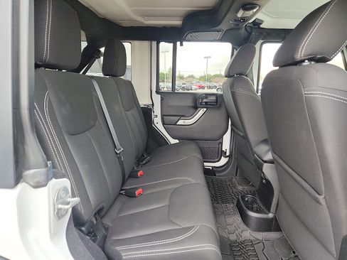 Used 2017 Jeep Wrangler Unlimited Rubicon AWD/4WD image 14