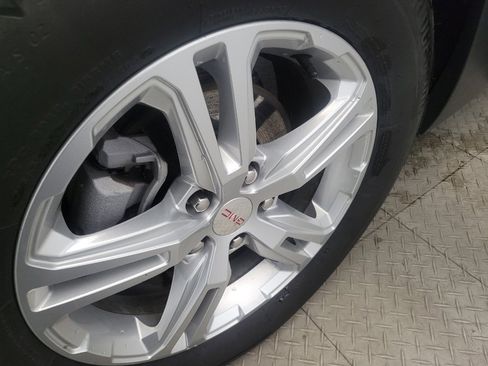 Used 2024 GMC Terrain SLE image 31