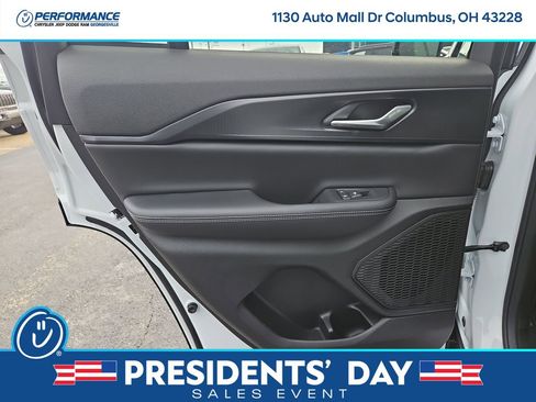 New 2025 Jeep Grand Cherokee Altitude image 14