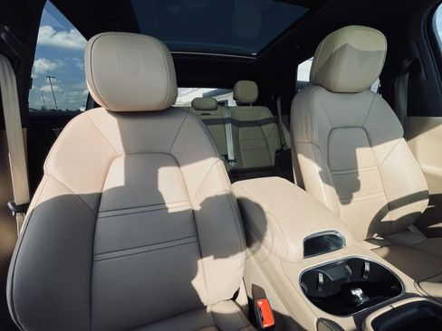 Used 2023 Porsche Cayenne Platinum Edition image 32