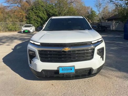 Used 2024 Chevrolet Traverse LS image 3