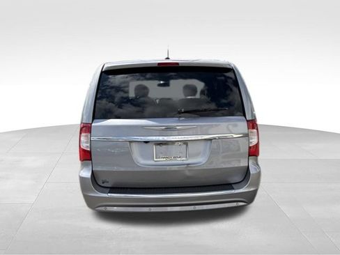 Used 2014 Chrysler Town & Country Touring-L w/ Driver Convenience Group FWD image 4