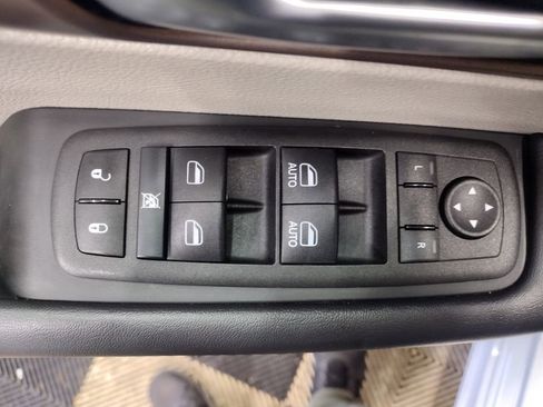 Used 2023 Chrysler Voyager LX image 10