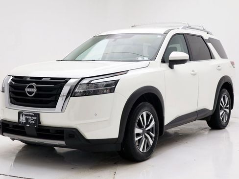 Used 2024 Nissan Pathfinder SL image 2