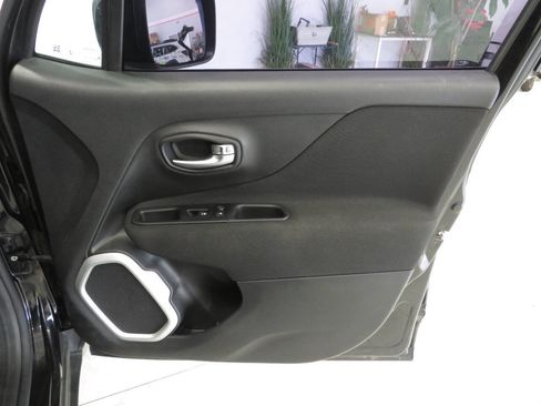 Used 2020 Jeep Renegade Latitude FWD image 26