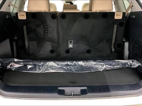 Used 2024 Toyota Highlander XLE AWD/4WD image 43