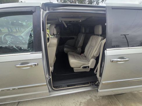 Used 2012 Chrysler Town & Country Limited w/ Luxury Group image 12