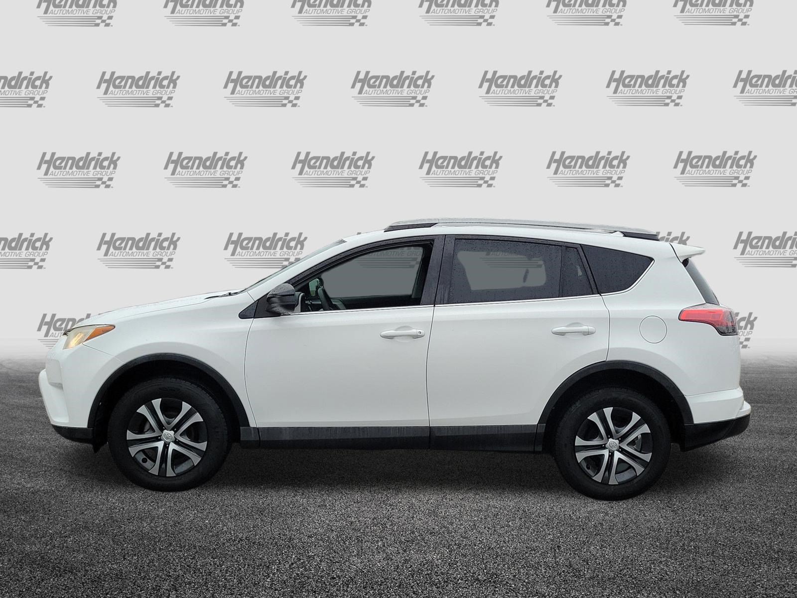 Used 2018 Toyota RAV4 LE FWD image 4