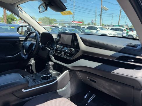 Used 2023 Toyota Highlander LE AWD/4WD image 31