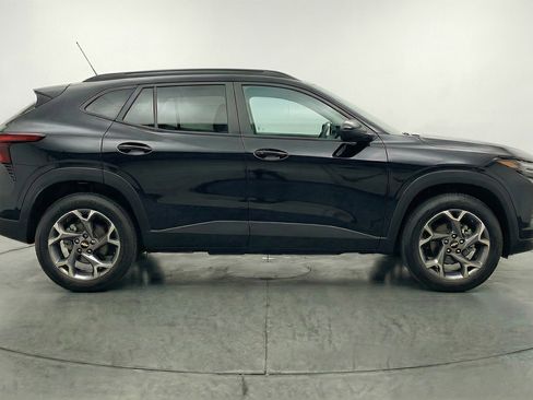 Used 2025 Chevrolet Trax LT FWD image 11