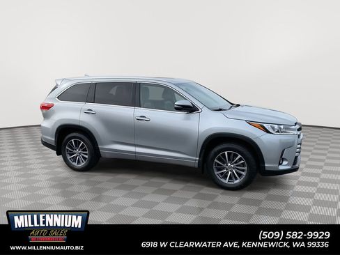 Used 2017 Toyota Highlander SE image 1