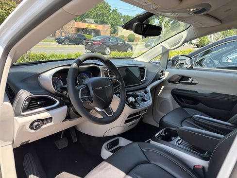 Used 2023 Chrysler Pacifica Touring-L AWD/4WD image 8
