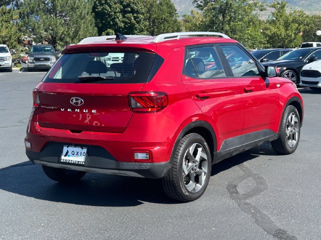 Used 2022 Hyundai Venue SEL FWD image 2