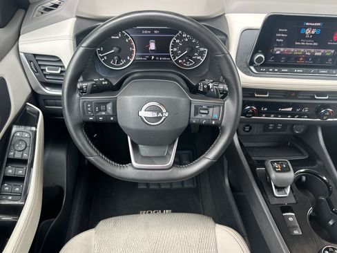 Used 2025 Nissan Rogue SV AWD/4WD image 14