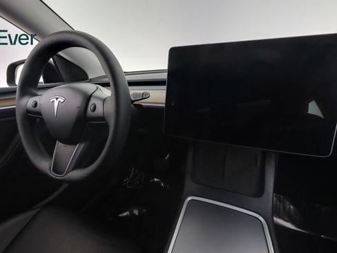 Used 2024 Tesla Model Y Long Range AWD/4WD image 25