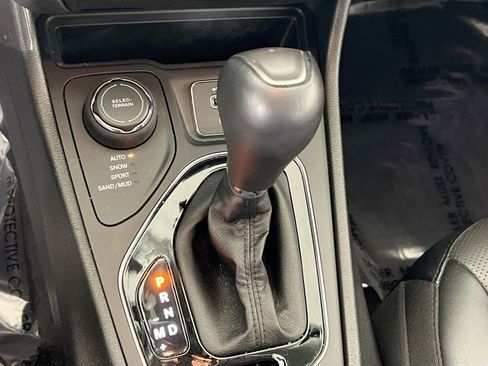 Used 2022 Jeep Cherokee Limited AWD/4WD image 16
