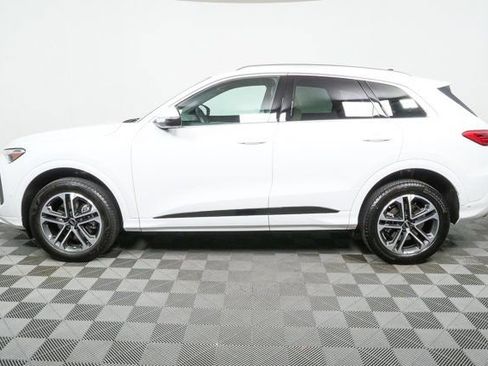 Used 2025 Audi Q5 Premium w/ Convenience Package image 31