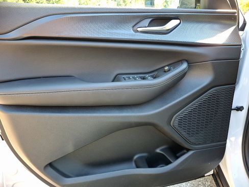 New 2025 Jeep Grand Cherokee Altitude image 8