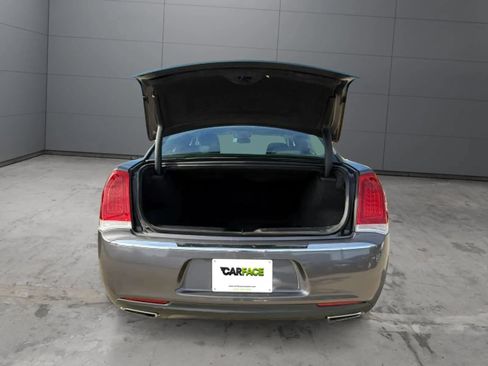 Used 2019 Chrysler 300 Touring RWD image 5