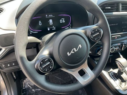 Used 2025 Kia Soul LX w/ LX Technology Package FWD image 28