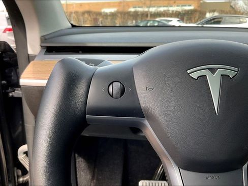 Used 2021 Tesla Model Y Long Range image 11