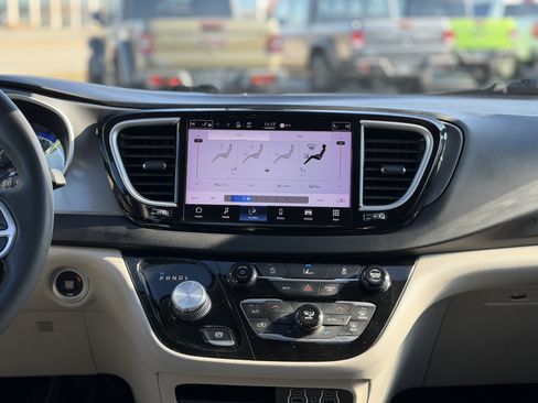 Used 2022 Chrysler Pacifica Touring-L image 15