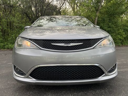 Used 2017 Chrysler Pacifica Touring-L FWD image 2
