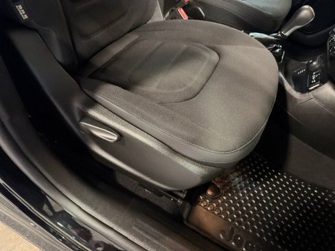 Certified 2017 Jeep Renegade Altitude AWD/4WD image 9