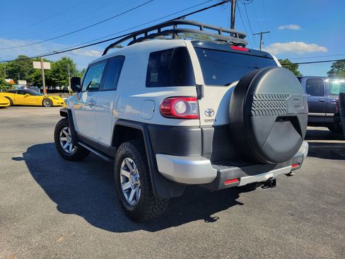 Used 2014 Toyota FJ Cruiser 4WD w/ Convenience Package image 2