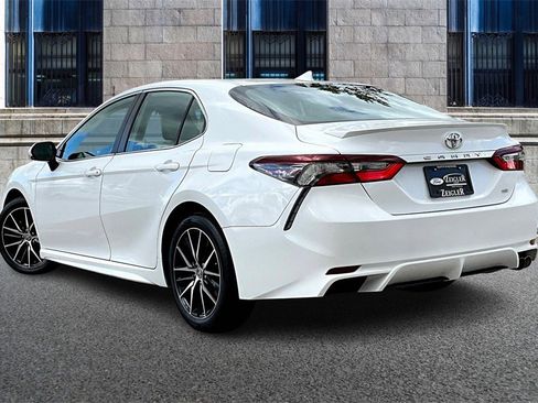 Used 2024 Toyota Camry SE image 10