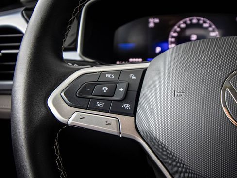 Certified 2025 Volkswagen Taos SE image 34