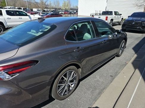 Used 2022 Toyota Camry XLE image 6