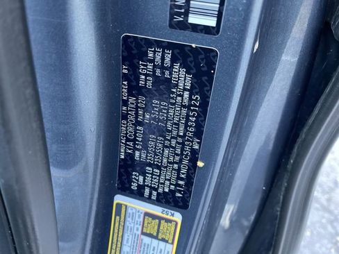 Used 2024 Kia Carnival EX image 34