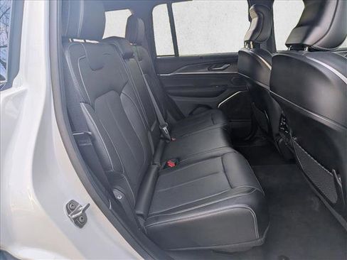 Used 2025 Jeep Grand Cherokee Overland w/ Luxury Tech Group IV AWD/4WD image 20