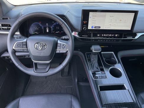 Used 2025 Toyota Sienna XSE AWD/4WD image 12