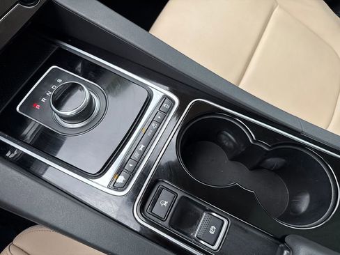 Used 2017 Jaguar F-PACE Premium image 23